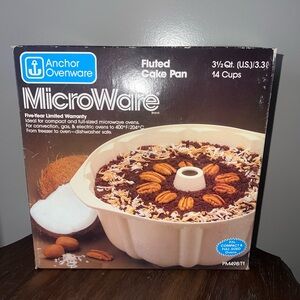 Anchor Ovenware Cream Fluted Cake Pan Vintage